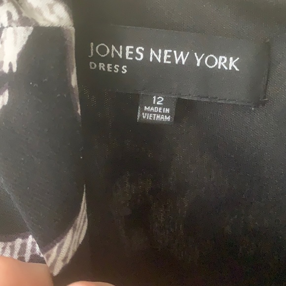 JNY black & white mid sleeve sheath dress. In new like condition. Stylish girl! - Picture 8 of 9